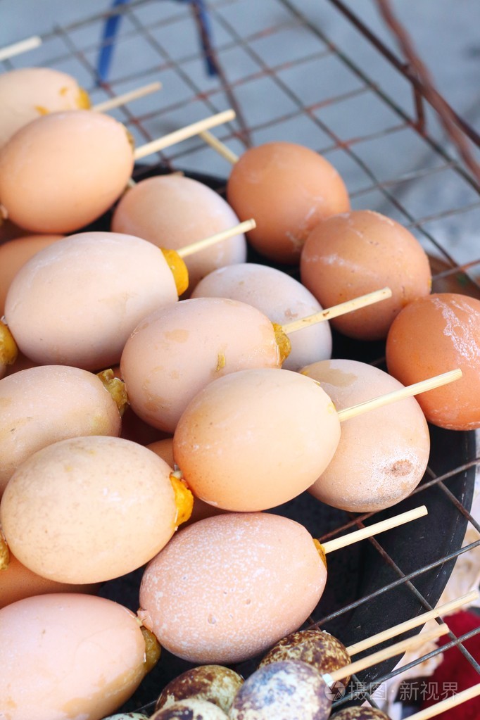 市场上炉子上烤鸡蛋