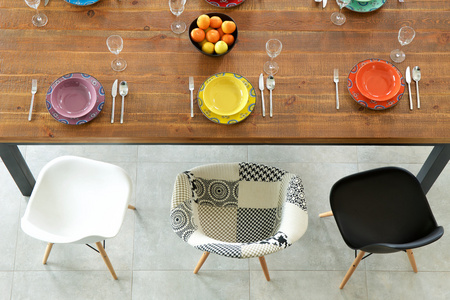 用餐的木桌和彩色瓷盘图片