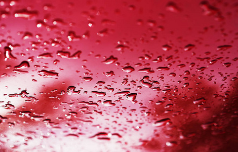 红色水滴后雨散景背景