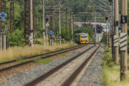 科斯托夫站附近的黄色和橙色的火车