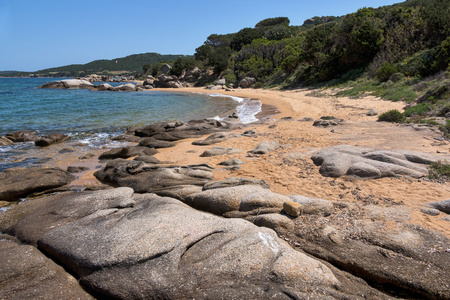 在撒丁岛 cala dei 吉内普里