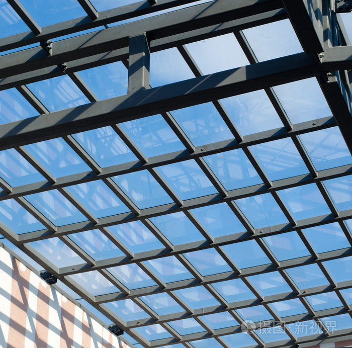 玻璃屋顶与蓝蓝的天空背景