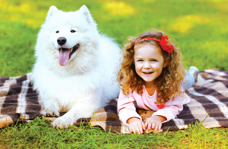 在户外晒潮狗图片