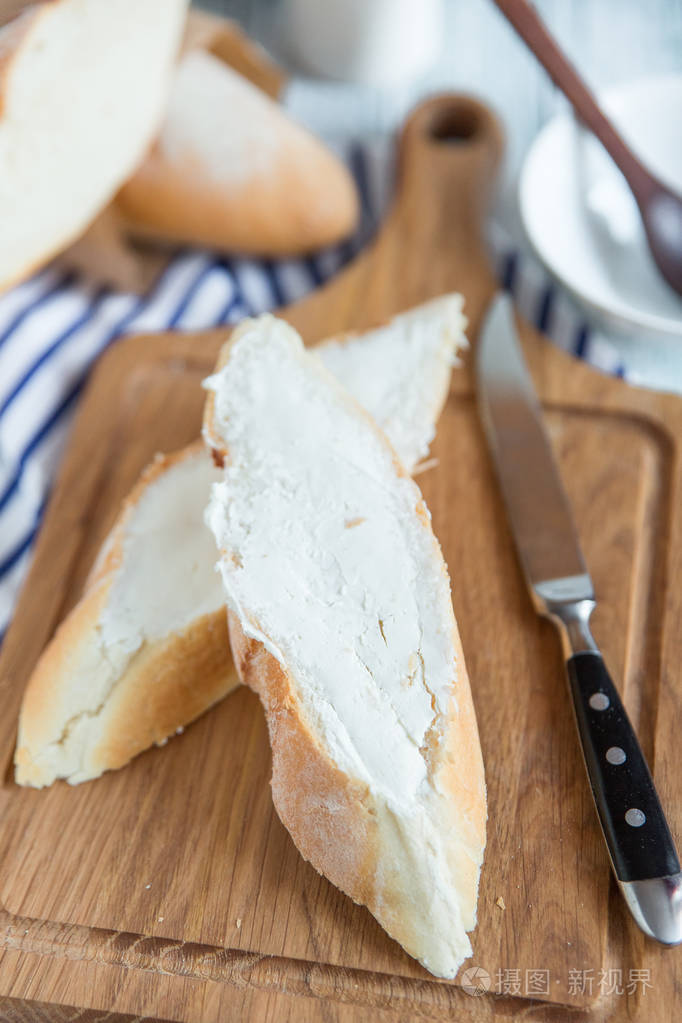 用黄油涂面包切片