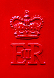 红色天鹅绒背景深色木制背景下带有红宝石的皇家珠宝皇冠玫瑰红岩石