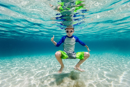 水下游泳的男孩水下游泳的男孩照片