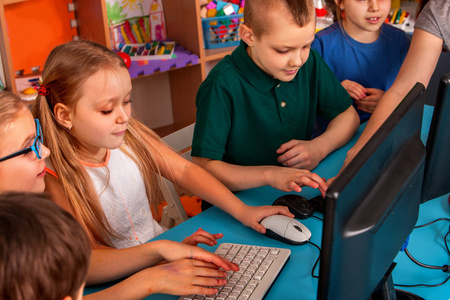 儿童电脑类我们为教育和视频游戏