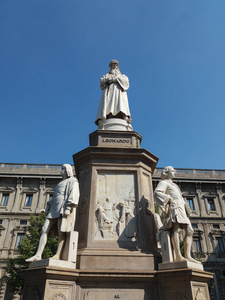 达  芬奇在斯卡拉 意思 La Scala 平方米 纪念碑设计由雕塑家皮耶特罗默于 1872 年在米兰，意大利