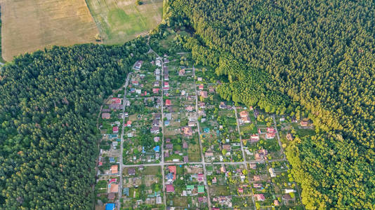 从农村房地产和小别墅村在乌克兰森林空中顶视图的住宅区夏天屋
