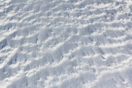 在冬天结冰的江面上的雪背景