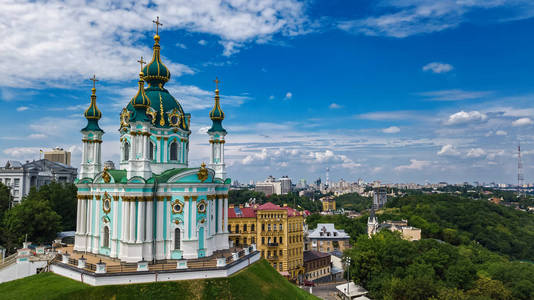 空中的顶视图的圣安德鲁教堂和 Andreevska 街从乌克兰基辅市 基辅，波多尔区城市景观