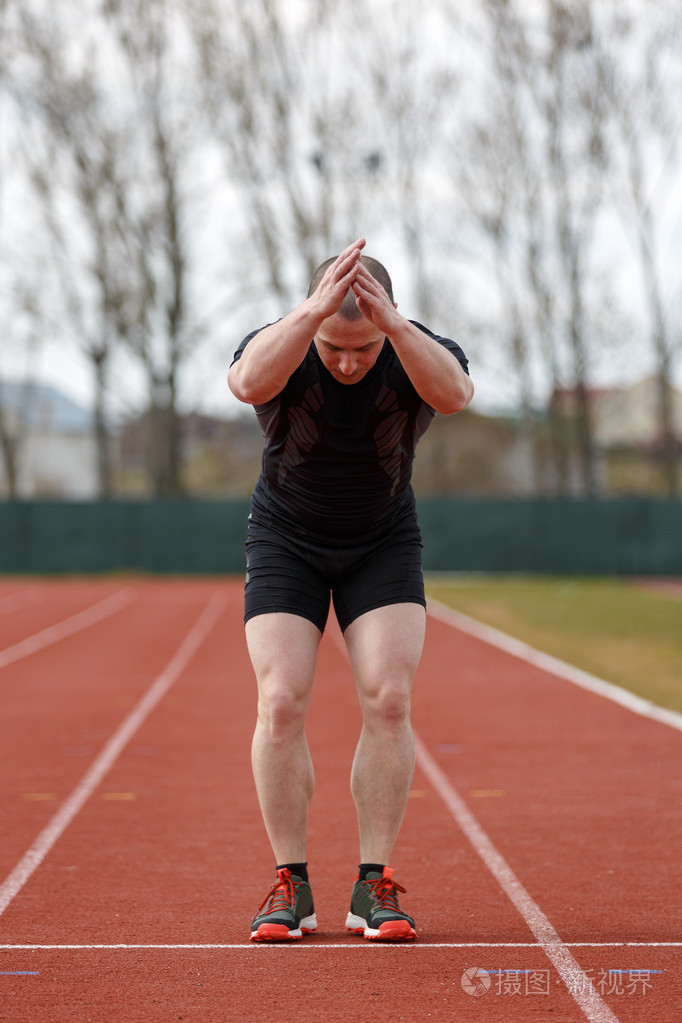 健康的人在田径竞赛体育跑道和代表c上运行