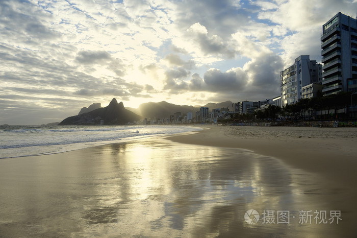 伊帕内玛海滩里约热内卢风景日落反射
