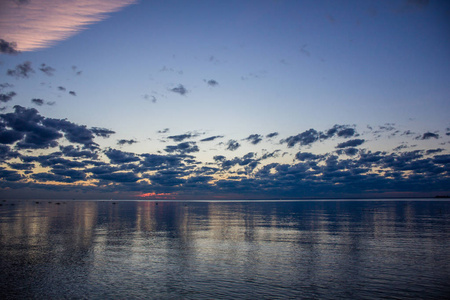 芬兰海湾列宁格勒地区的夏季日落