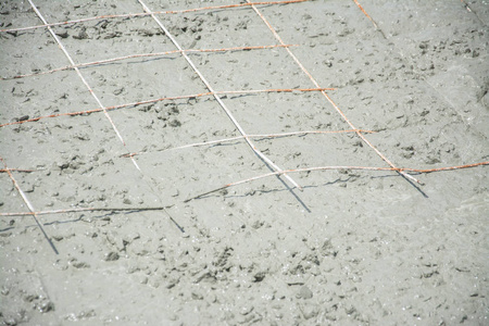 钢丝网钢钢筋浇筑湿的混凝土