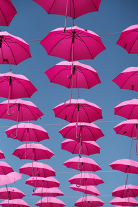 很多装饰的粉红雨伞图片