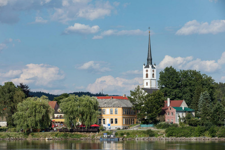 在捷克共和国的村庄 Frymburk，利普诺湖的全景