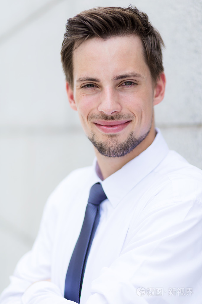 穿白衬衣的白种人帅商人