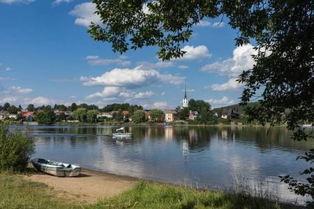 在捷克共和国的村庄 Frymburk，利普诺湖的全景