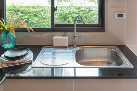 现代厨房的房间设计与水龙头和水槽照片 正版商用图片0rbfc0 摄图新视界