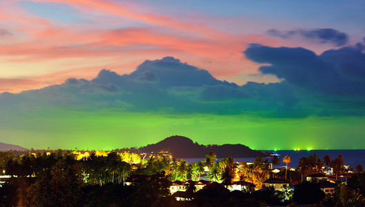 钓鱼船亚洲在暹罗湾,灯具的钓鱼船在霓虹颜色画的地平线上的日落照片