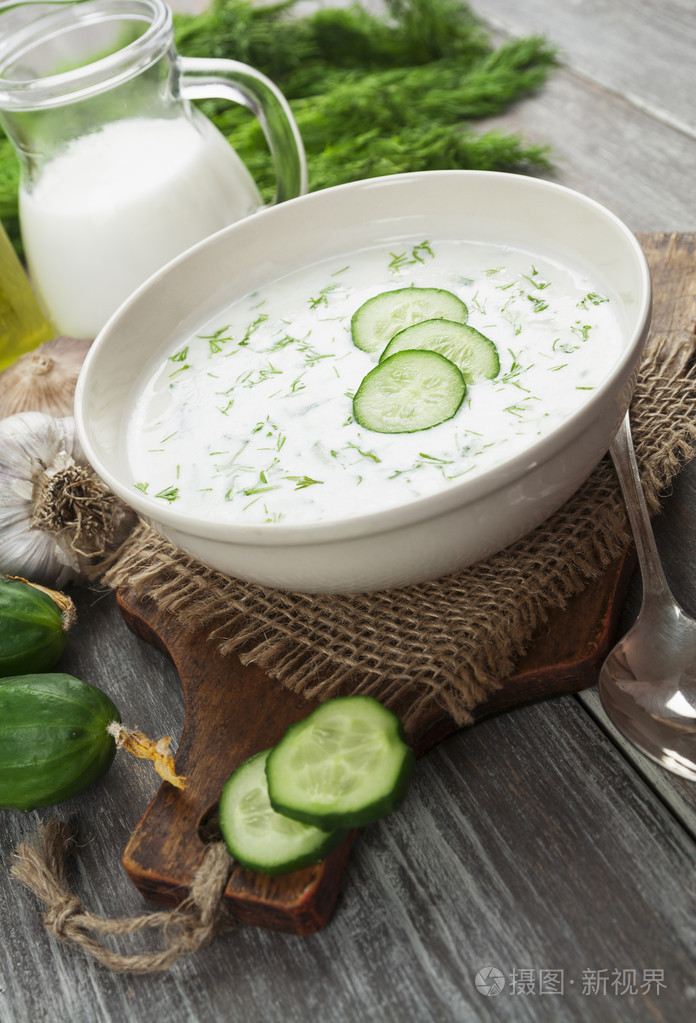夏天黄瓜, 酸奶和新鲜香草汤照片-正版商用图片0cqkam-摄图新视界