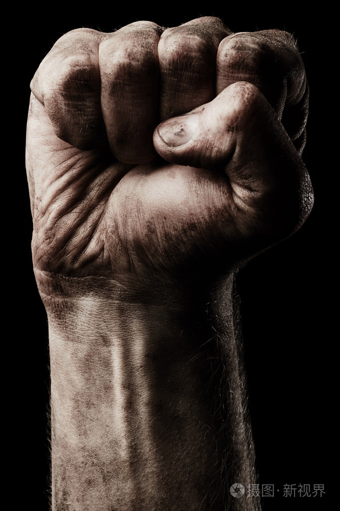 男性攥紧的拳头