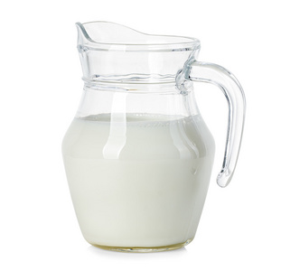 新鲜的牛奶分离在白色背景上的玻璃水罐