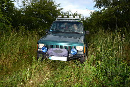 草地越野卡车