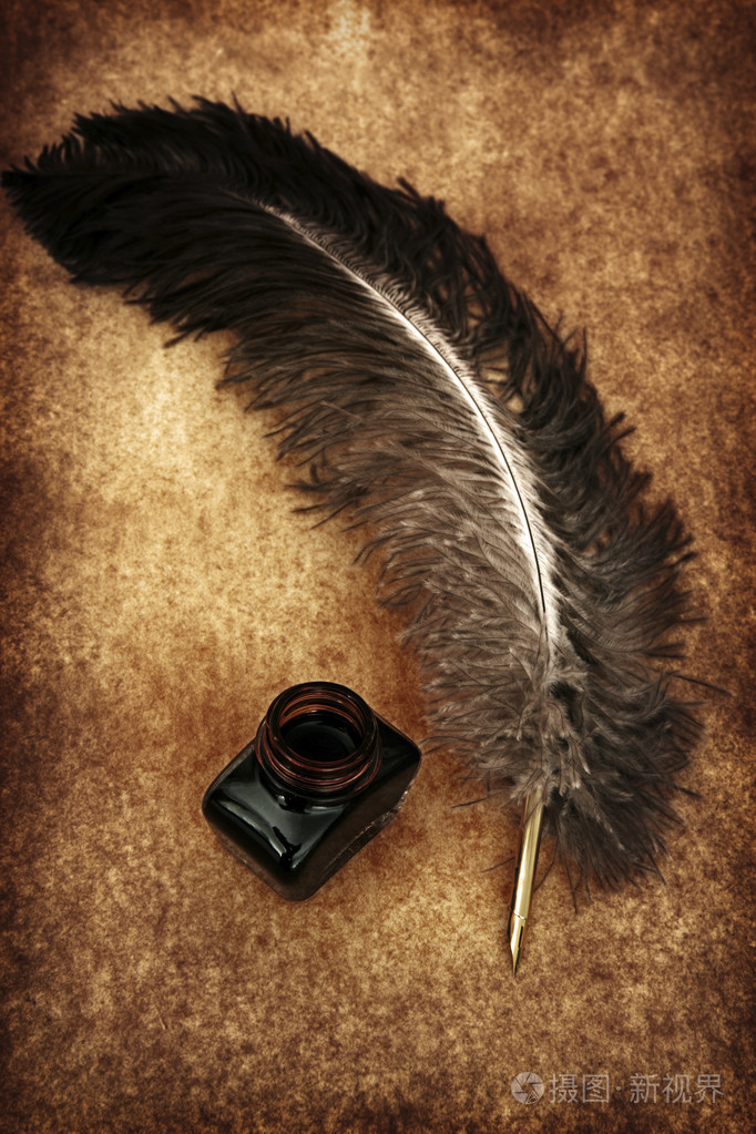 与瓶墨水的鹅毛笔