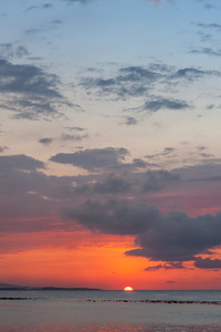 在海滩上美丽的夕阳