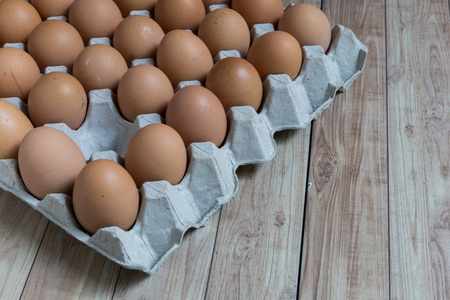 缺席的概念 一个鸡蛋从组鸡蛋中消失