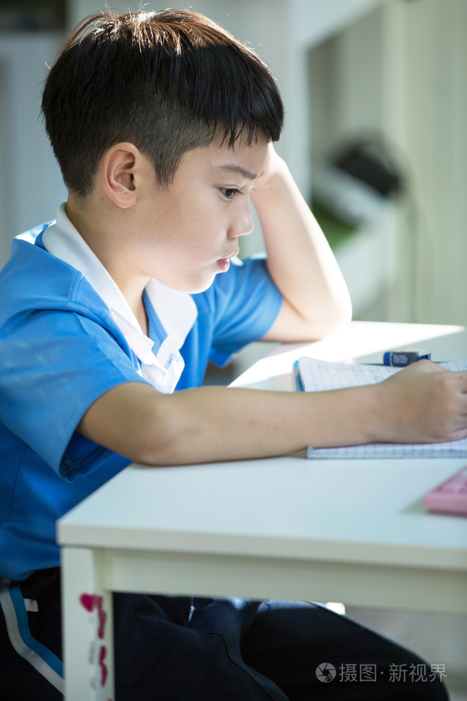 年轻的亚洲男孩做作业照片-正版商用图片0cqq59-摄图新视界