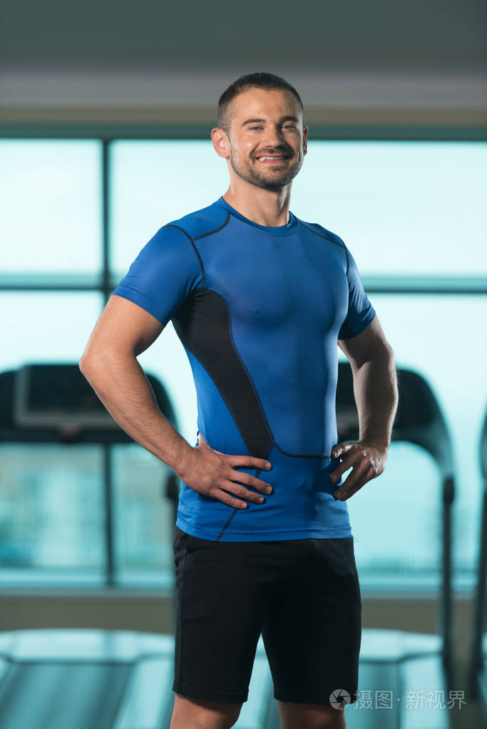 白种人教练在健身中心健身房的肖像照片-正版商用图片0cqq62-摄图新