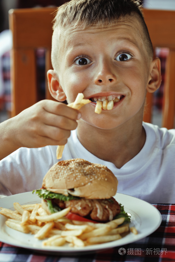 6 岁的汉堡包和炸薯条 maki 小可爱男孩