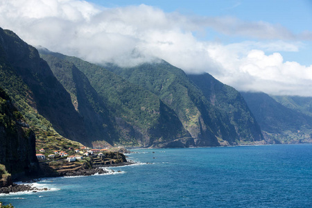 圣维森特地区在葡萄牙马德拉岛的北部海岸线的视图