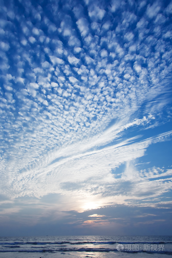 美丽的云彩和太阳