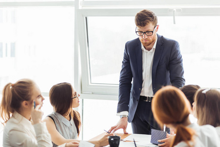 在咖啡馆开朗的女性员工在与男老板交谈时微笑着对生产性工作感到满意