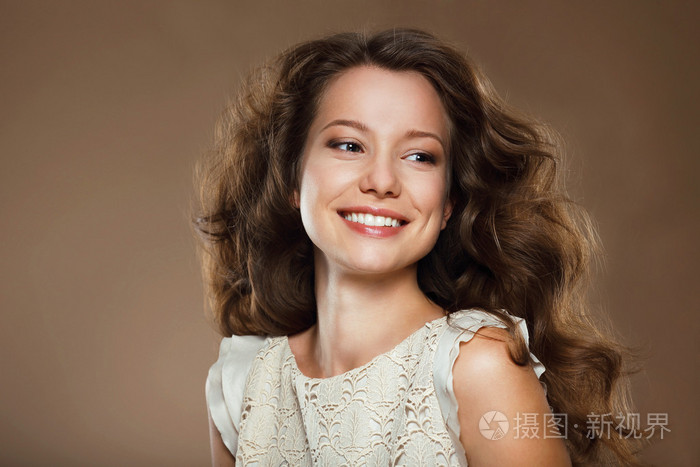 露齿微笑.快乐可爱布鲁内特的肖像