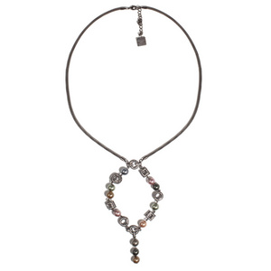 女人漂亮豪华的孤立的银项链由链 晶体 白色背景上的珠子