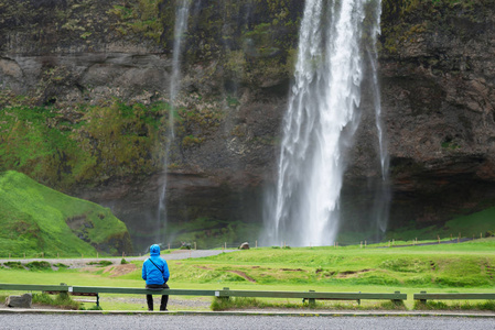 在冰岛 Seljalandsfoss 瀑布附近旅游