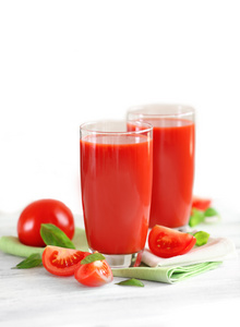 番茄汁和新鲜的西红柿上木桌特写