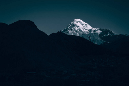 壮丽美景：探索高加索山脉的美丽环境