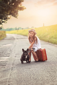 小女孩与手提箱和狗