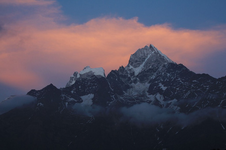 珠穆朗玛峰地区的夜幕降临