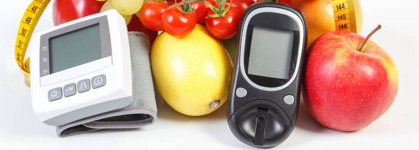 血糖仪检测血糖水平 血压监视器 水果与蔬菜和厘米，健康的生活方式