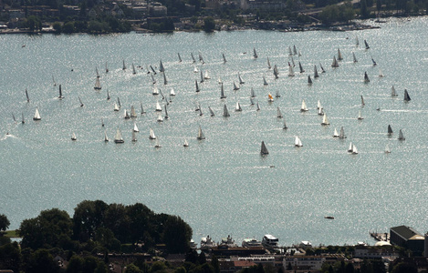 游艇和小船的但在苏黎世湖顶视图从在苏黎世，瑞士苏黎世