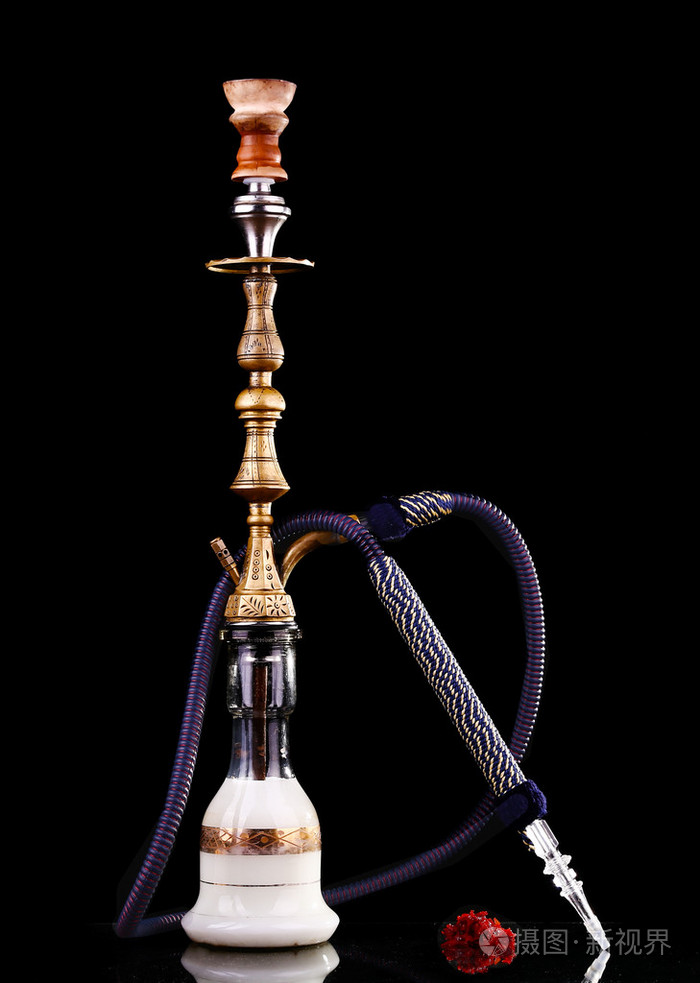黑色背景上的阿拉伯水烟壶