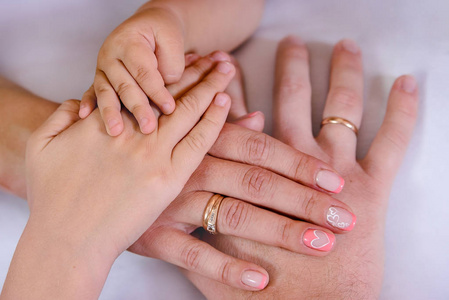 家庭 孩子 母亲和父亲的三个指针。团结 支持 保护和幸福的概念