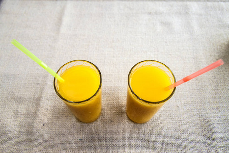 两杯橙汁麻布背景上。健康的 dri